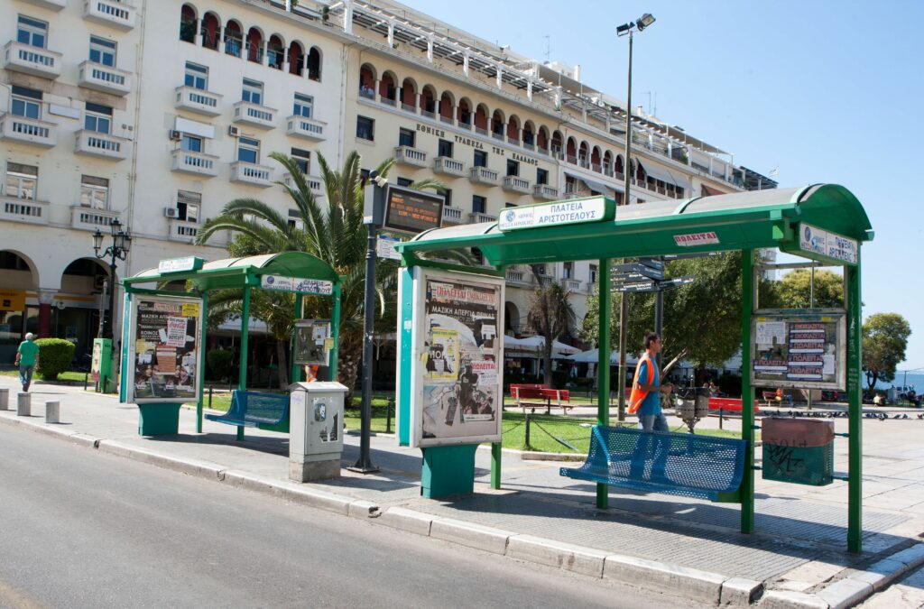 Στον εισαγγελέα ο 67χρονος που χάιδευε 9χρονη σε στάση δίπλα στη μητέρα της - Media