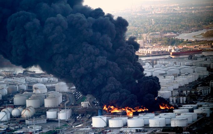 Το Χιούστον «πνίγεται» από τοξικό καπνό λόγω φωτιάς σε εργοστάσιο πετροχημικών (Photos/Video) - Media