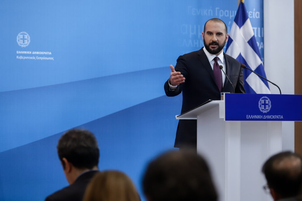 Τζανακόπουλος για σενάρια δώρου Πάσχα: «Η κυβέρνηση δεν μοιράζει λεφτά με το ελικόπτερο» - Media