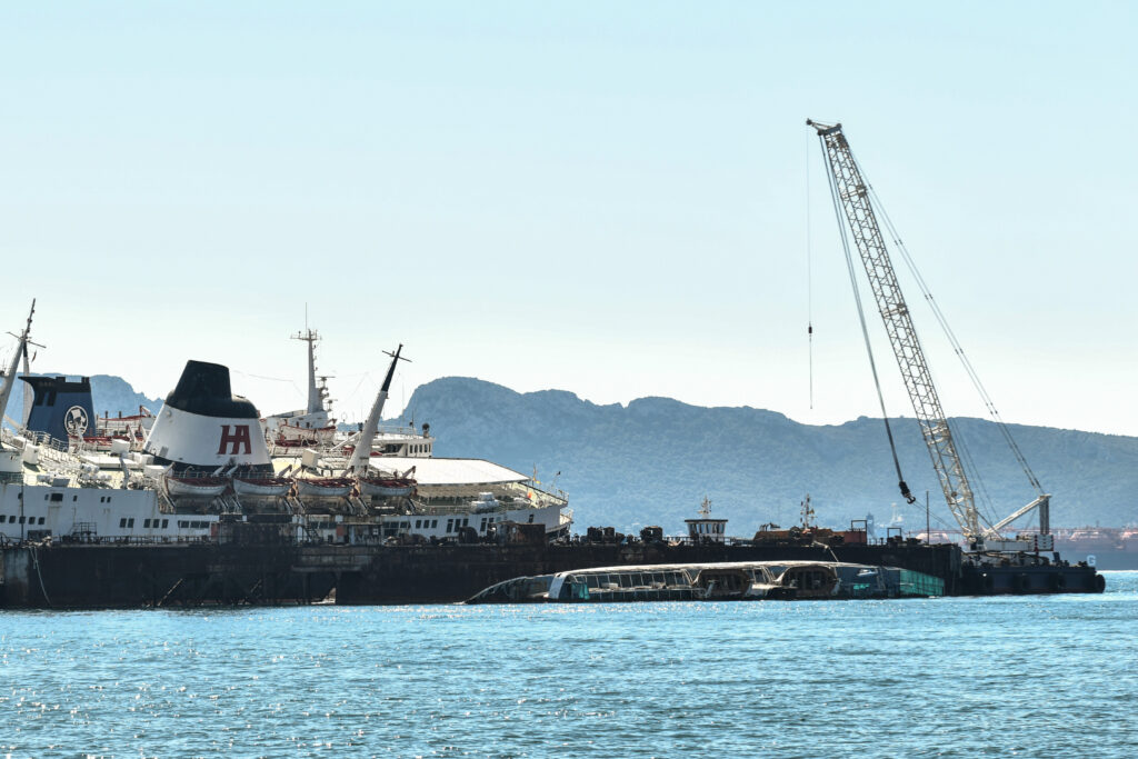 Μεγάλη κλίση πήρε το «Πηνελόπη Α» στον κόλπο της Ελευσίνας - Φόβοι για θαλάσσια ρύπανση (Photos) - Media Gallery 2