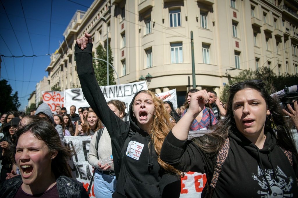 Ένταση με μολότοφ στη μαθητική πορεία στο Σύνταγμα (Photos)  - Media