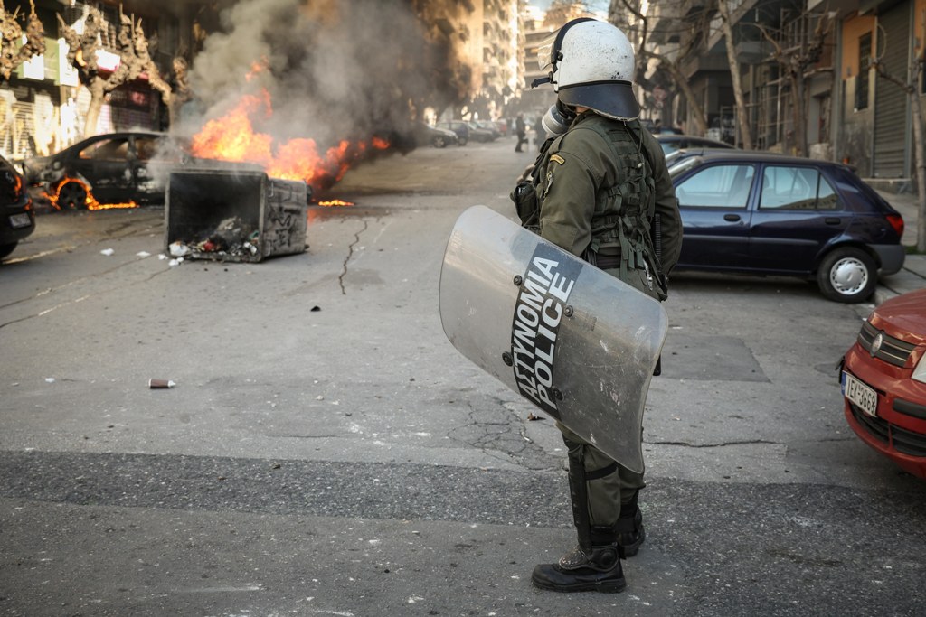 Σοβαρά επεισόδια στο κέντρο της Αθήνας: Πετροπόλεμος και πυρκαγιά σε κτίριο - Media