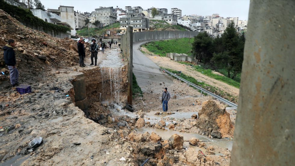 Η φύση διέλυσε την ανθρώπινη φρίκη: Κατέρρευσε μέρος του «τείχους του αίσχους» στην Ιερουσαλήμ λόγω βροχής (Photos/Video) - Media