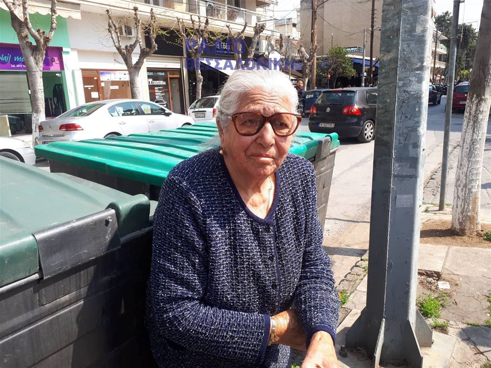 Τι λέει η γιαγιά που συνέλαβαν οι αστυνομικοί επειδή πουλούσε τερλίκια (Videos) - Media