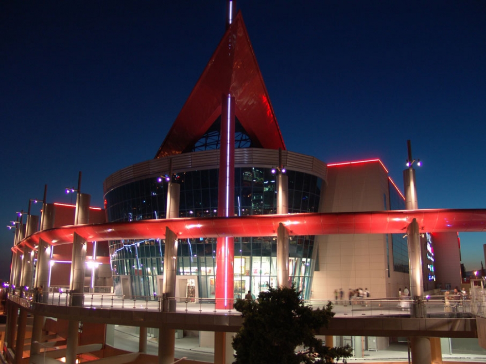 Νεκρή η γυναίκα που έπεσε από τον τρίτο όροφο του Mall στο Μαρούσι - Media