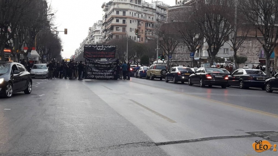 Διαδήλωση στη Θεσσαλονίκη για τον θάνατο του Εμπουκά στο ΑΤ Ομόνοιας - Media