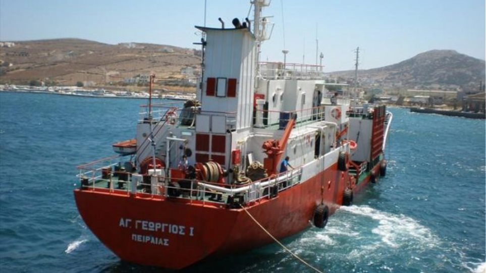 Άνδρος: Αγωνία με δεξαμενόπλοιο που προσάραξε σε βραχονησίδα - Μεταφέρει 880 κυβικά πετρελαίου - Media