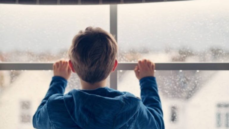 Κρήτη: Είχαν το παιδί τους κλειδωμένο στην τουαλέτα... κι έλειπαν! - Media