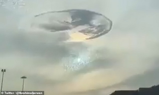 Μυστηριώδης κυκλική τρύπα στον ουρανό καθήλωσε την «Κηπούπολη» των Εμιράτων (Video) - Media