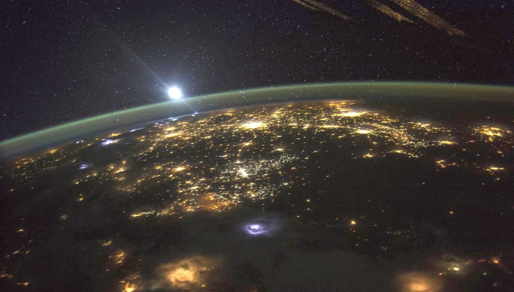 «H Ωρα της Γης»: Tο Σάββατο η Ελλάδα θα βυθιστεί στο σκοτάδι  - Media