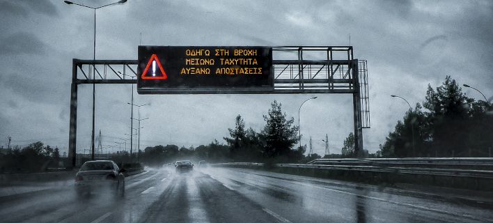 Ανετράπη νταλίκα στην Αττική Οδό, στο ύψος του Ασπρόπυργου -Κλειστές οι 2 λωρίδες - Media