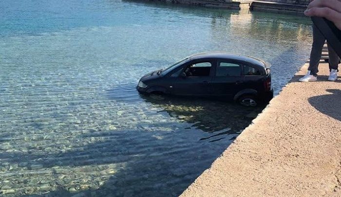 Και τι α κανς; Α κάτσεις α σκάεις; - Αυτοκίνητο τουρίστα πέφτει στη θάλασσα, το αφήνει και πάει για ούζα (Photo) - Media