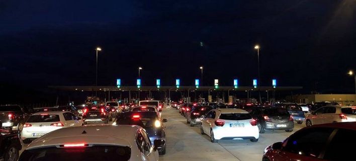 Χάος στην Αθηνών-Λαμίας: Έκλεισε και στα δύο ρεύματα λόγω φωτιάς σε αυτοκίνητο (Video) - Media