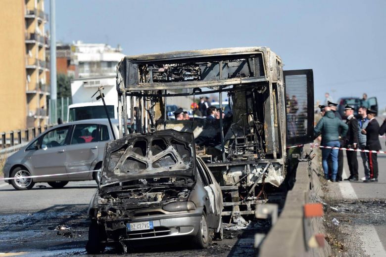 «Ο οδηγός ήθελε να μας σκοτώσει όλους», λένε τα παιδιά που έζησαν τον τρόμο σε λεωφορείο στην Ιταλία - Media