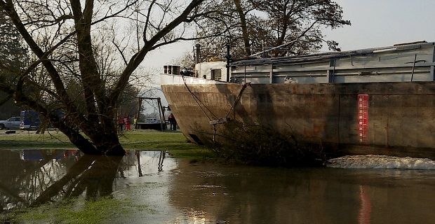 Μεθυσμένος καπετάνιος έριξε το πλοίο πάνω σε γέφυρα (Photos) - Media