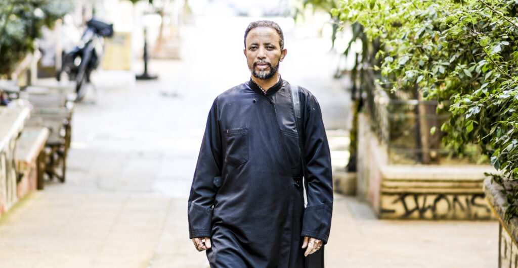 Παπάς από την Ερυθραία αποχωρίζεται την οικογένειά του αλλά όχι την πίστη του - Media