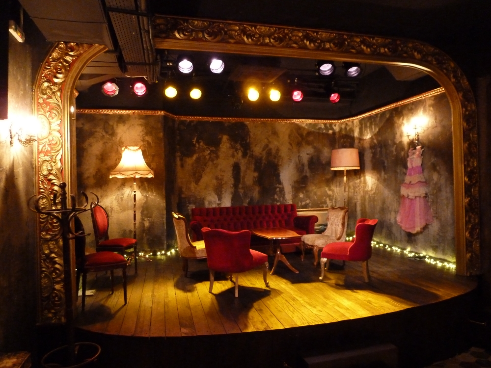 Οκτώ πρόσωπα ζητούν δημοσιογράφο στο FAUST Bar-Theatre - Media