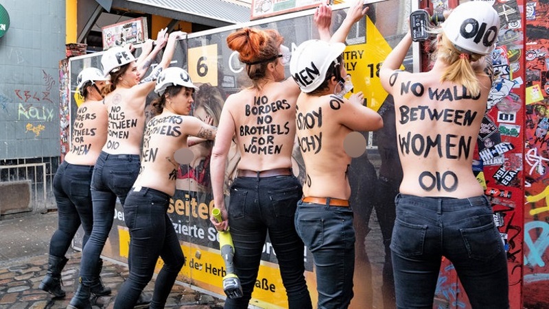 Ημέρα της Γυναίκας: Οι Femen γκρέμισαν την πύλη της περιοχής των «κόκκινων φώτων» του Αμβούργου - Media