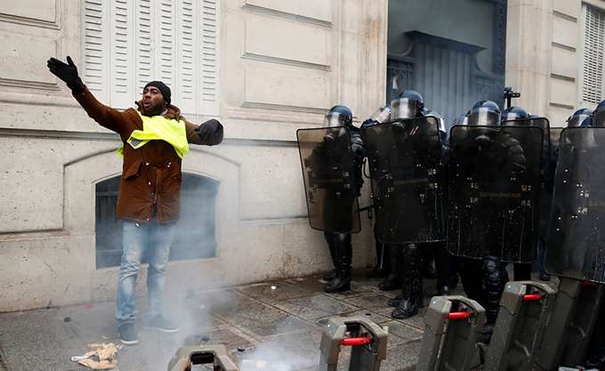 Σποραδικές συγκρούσεις στη Γαλλία - Ξανά στους δρόμους τα «κίτρινα γιλέκα» - Media