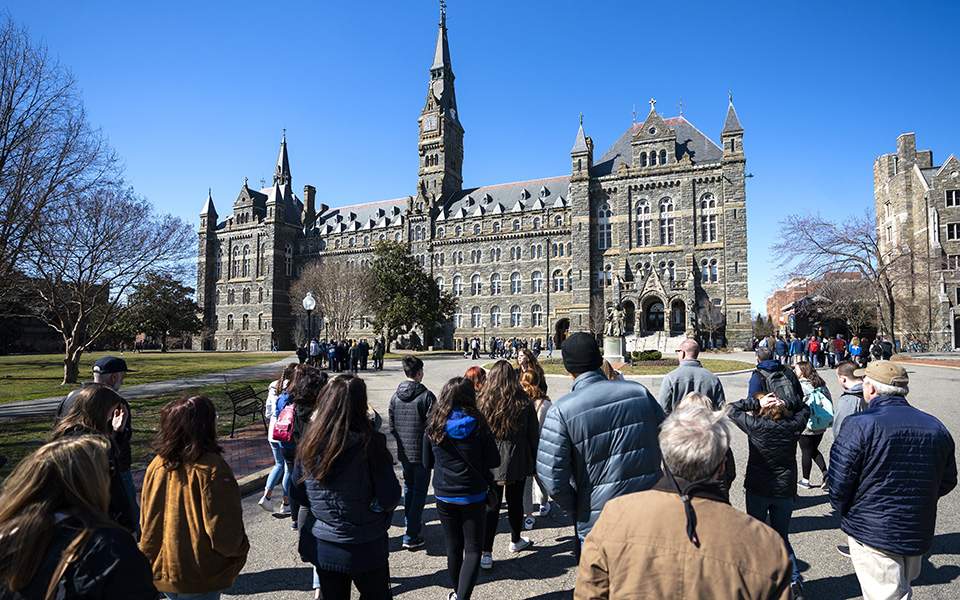 Σκάνδαλο στις ΗΠΑ: Διάσημοι και επιφανείς πλήρωναν αδρά για να βάλουν τα παιδιά τους στα μεγάλα πανεπιστήμια - Media