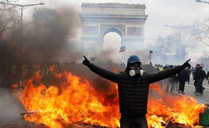 Γαλλία: Συγκρούσεις στο Παρίσι ανάμεσα σε αστυνομία - «κίτρινα γιλέκα» - Media
