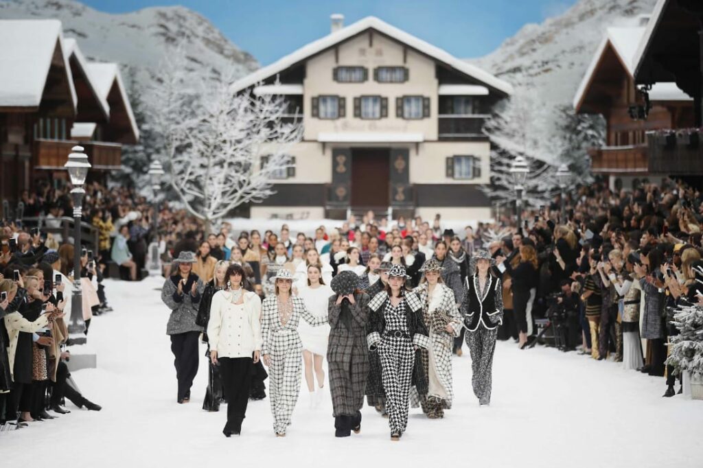 Χιόνια, δάκρυα και συγκίνηση στη Chanel: Πώς αποχαιρετά τον Λάγκερφελντ (Photos) - Media