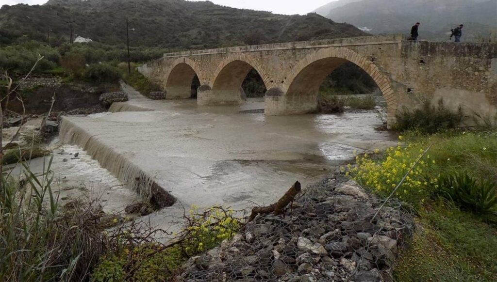 Σημαντικές ζημιές στην ιστορική γέφυρα του Μύρτου από τις βροχές – Κλειστός ο δρόμος προς Σελάκανο (Photos) - Media