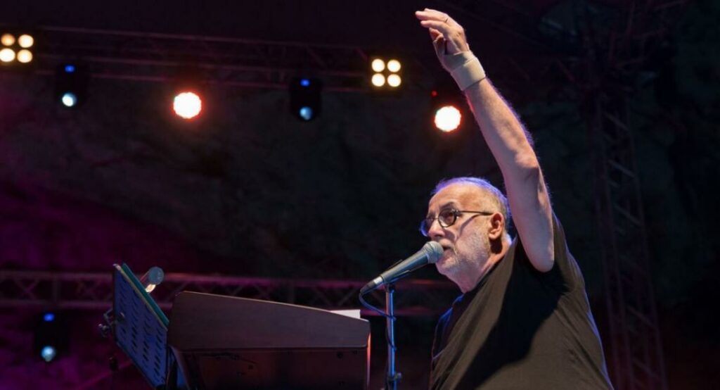 Ο Θάνος Μικρούτσικος ερμηνεύει Καββαδία στο Μέγαρο Μουσικής - Media