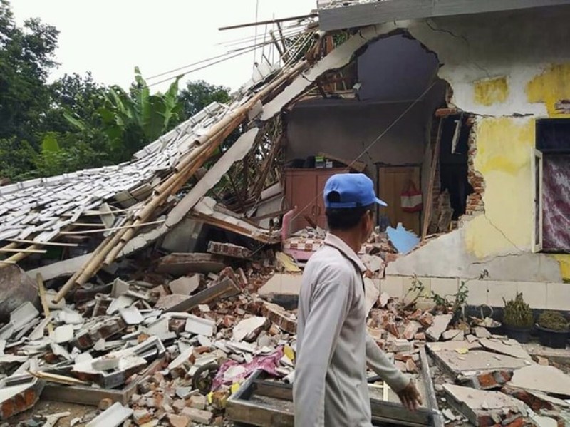 Ινδονησία: Δύο νεκροί από κατολίσθηση μετά από σεισμό – Στους 58 οι νεκροί από τις πλημμύρες - Media