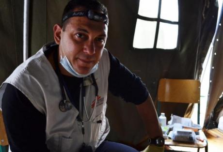 Ο Έλληνας γιατρός που σώζει ζωές όπου υπάρχει πόλεμος και πρόσφυγες (Photos) - Media