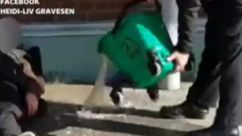 Έριξαν κουβά με βρώμικο νερό σε άστεγο επειδή κοιμόταν έξω από σιδηροδρομικό σταθμό (video)  - Media