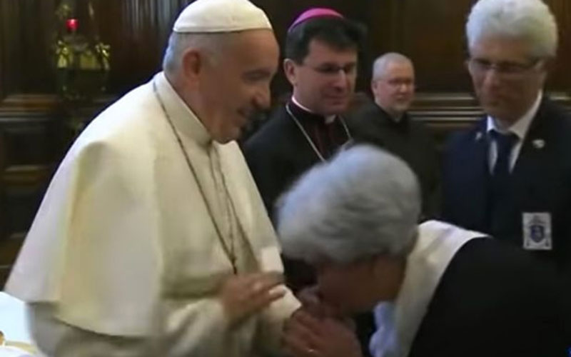 Λύθηκε το μυστήριο: Γι’ αυτό ο Πάπας δεν ήθελε να του φιλήσουν το χέρι - Media