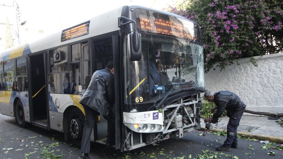 Τροχαίο με λεωφορείο και πούλμαν στους Θρακομακεδόνες - Media