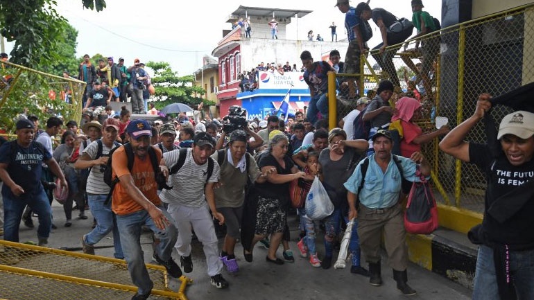 Με σπρέι πιπεριού απέτρεψαν μετανάστες να περάσουν τα σύνορα στην Τιχουάνα του Μεξικού  - Media
