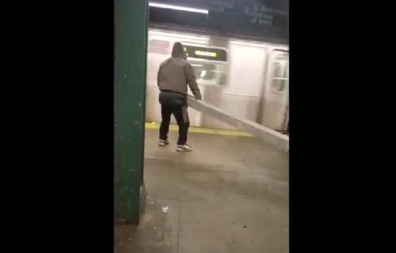 Άνδρας προσπαθεί να μεταφέρει τεράστιο μεταλλικό δοκάρι με το μετρό (Video) - Media