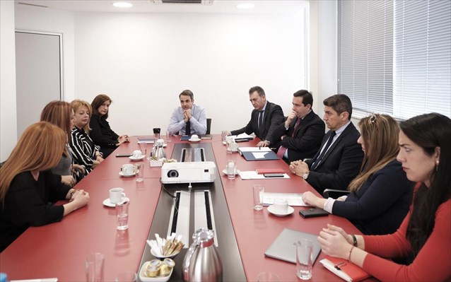 «Θα επαναφέρω τις συντάξεις σας» υποσχέθηκε ο Μητσοτάκης στις χήρες  - Media