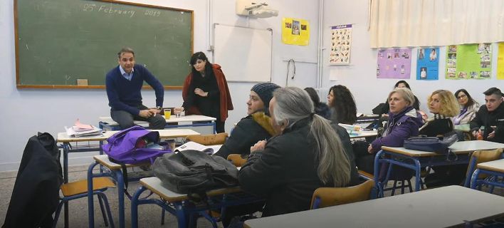 Ο Μητσοτάκης σε εσπερινό σχολείο: Η 76χρονη μαθήτρια και ο 18χρονος ονειρεύεται τη νομική, δουλεύοντας στη λαϊκή (Video) - Media