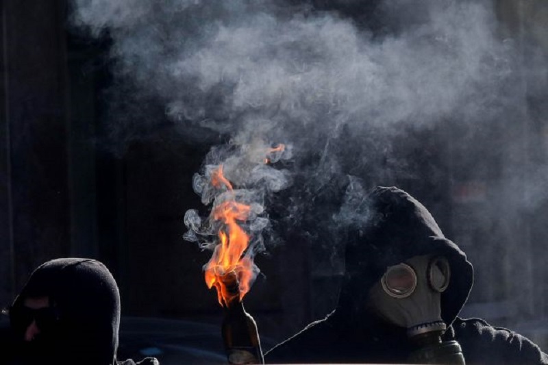 Επίθεση με μολότοφ κουκουλοφόρων σε αστυνομικούς - Ένας τραυματίας - Media