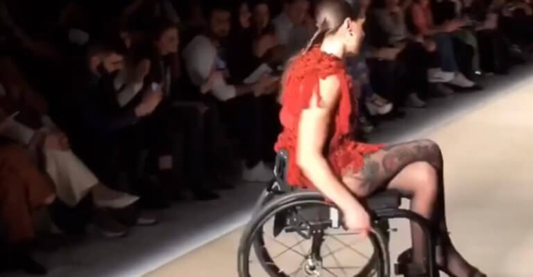 Ναύπακτος: Μαθήματα ζωής από μοντέλο που έκανε πασαρέλα με αναπηρικό αμαξίδιο - Media