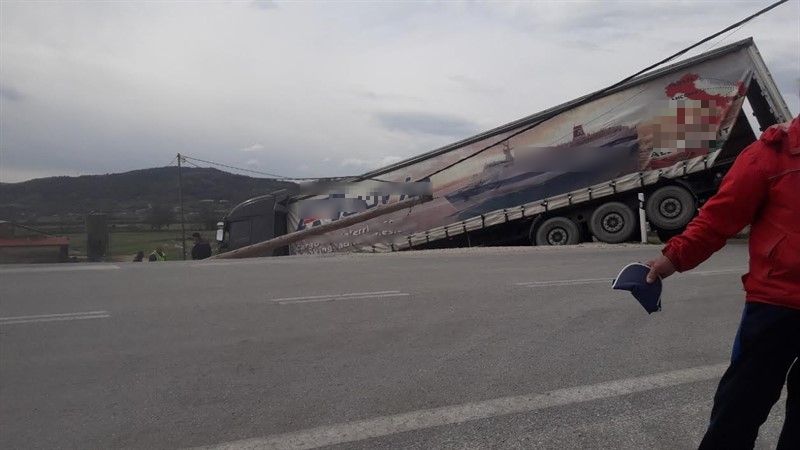 Χαμός από τον αέρα στα Γιάννενα - Έριξε νταλίκα σε χωράφι! (Photos) - Media Gallery 3