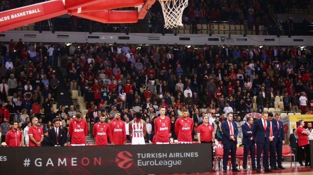 Χειροκρότημα από τους οπαδούς του Ολυμπιακού για Θανάση Γιαννακόπουλο - Media