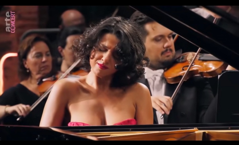 Η πιο σέξι πιανίστρια κλασσικής μουσικής (Video)   - Media