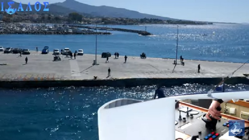 Καπετάνιος-μαέστρος: Η μανούβρα του πλοίου «Αχαιός» στο λιμάνι της Αίγινας (Video)  - Media