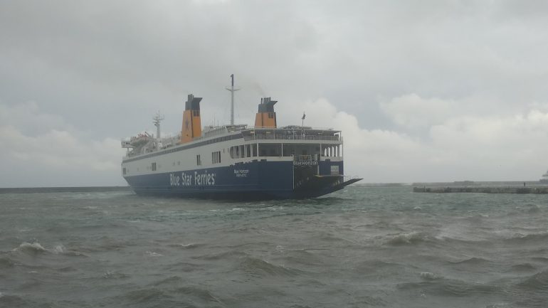 Θυελλώδεις άνεμοι: Πλοίο της γραμμής κατάφερε να δέσει στο λιμάνι του Ηρακλείου με τη βοήθεια ρυμουλκού (Video)  - Media