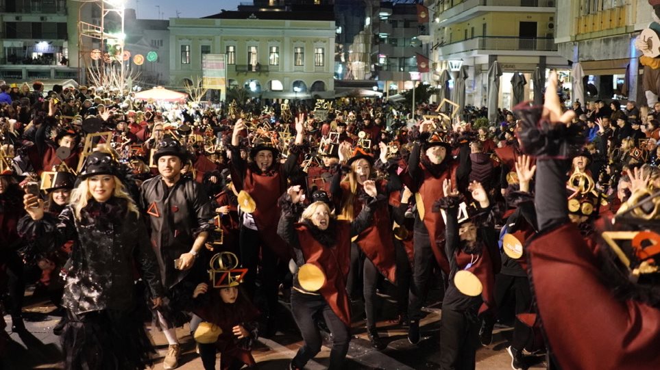 Χιλιάδες καρναβαλιστές στους δρόμους της Πάτρας για τη νυχτερινή παρέλαση - Media