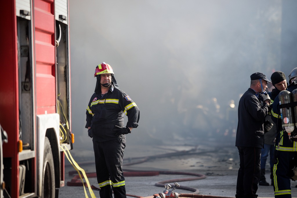 Πυρκαγιά σε αποθήκη χαρτικών στα Γλυκά Νερά (Photos) - Media