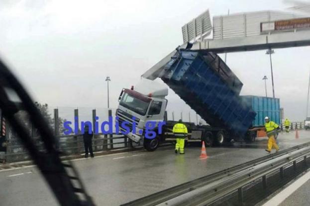 Στο ένα ρεύμα η κυκλοφορία στη γέφυρα Ρίου-Αντιρρίου μετά το ατύχημα με τη νταλίκα - Media