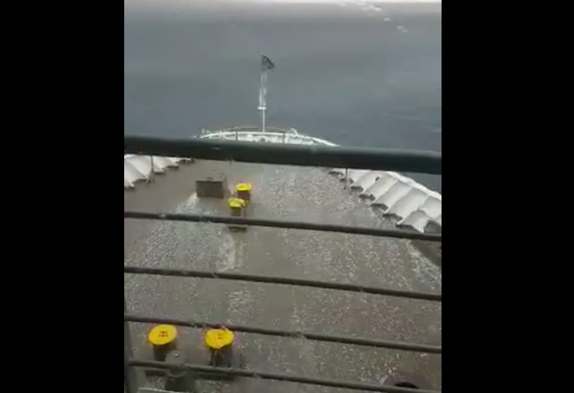 Σκηνές σοκ: Υδροστρόβιλος «κατάπιε» πλοιο που έκανε τη διαδρομή Κυλλήνη-Πόρος (Video) - Media