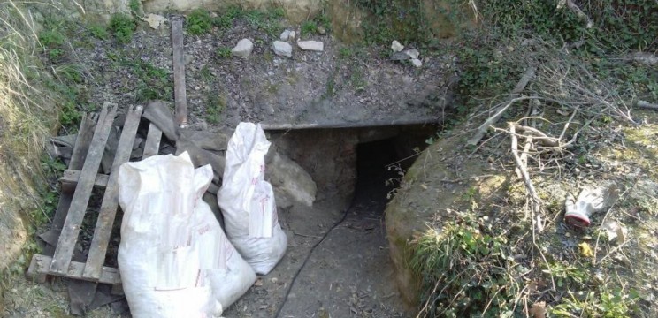 «Κυνήγι θησαυρού» στις Σέρρες: Έσκαψαν σήραγγα 30 μέτρων κάτω από μοναστήρι (Photos) - Media