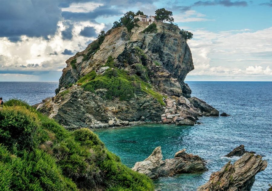 Το εκκλησάκι στη Σκόπελο που σπάει ρεκόρ! - Media